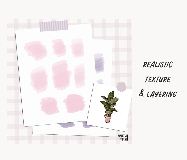 Pu&ograve; includere: Un'illustrazione digitale di una pianta in vaso con foglie verdi. L'illustrazione &egrave; su uno sfondo bianco con un motivo a scacchi rosa e bianco. Il testo "REALISTIC TEXTURE & LAYERING" &egrave; scritto in nero. Il testo "unreal to real" &egrave; scritto in nero.