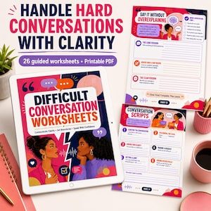 Può includere: Un tablet digitale e due pagine stampate che mostrano schede di lavoro per conversazioni difficili. I materiali presentano grafiche rosa, arancioni e blu, illustrazioni di persone e testo tra cui "Handle Hard Conversations With Clarity" e "Say It Without Overexplaining". Il set include 26 schede guidate in formato PDF stampabile.