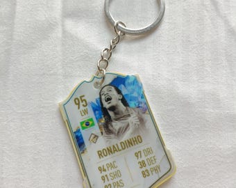 Ronaldinho Brasilien Legend Fut-kortnyckelring | Fotbollspresent till honom | Akrylnyckelring | Brasilien-ikonpresent | EA Sports Legend-kortpresent