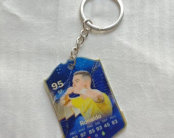 Cristiano Ronaldo Al Nasr FC23 Fut-kortnyckelring | CR7 Portugal-present | Akrylnyckelring | Saudiarabiens första säsong | 95-betygskortpresent