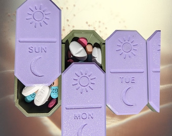 Organizador de pastillas de doble sección para 7 días: colorido, compacto, administrador de medicamentos diarios con compartimentos decorativos para el sol y la luna para clasificar AM/PM