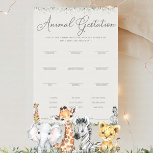 Può includere: Una carta di gioco stampabile con il titolo "Animal Gestation". La carta presenta un gioco di abbinamento in cui i giocatori devono abbinare l'animale con il numero medio di giorni di gestazione. Gli animali presentati sono una giraffa, un opossum, un topo, un canguro, una balena con fanoni, un elefante, un maiale, una zebra e un procione. La carta ha uno sfondo ad acquerello con foglie verdi.