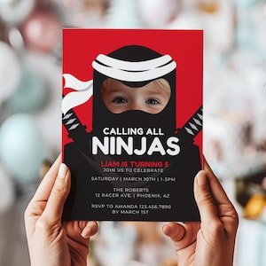 Puede incluir: Invitación de fiesta de cumpleaños de ninja roja y negra con un recorte de foto para la cara de un niño. La invitación dice "Calling all ninjas" y "Liam cumple 5 años".