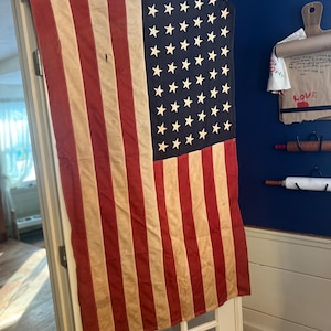 Bandera estadounidense antigua de la década de 1940 con 48 estrellas
