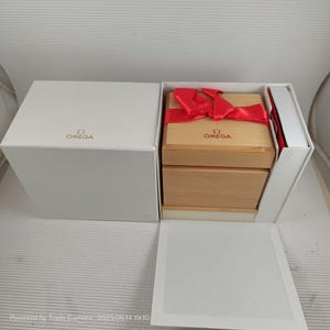 オメガ純正腕時計ボックス レディースケース 冊子 カードケース カラー レッド 状態良好