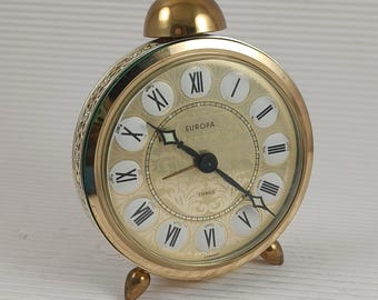 Reloj despertador alemán vintage EUROPA en tono dorado, años 60, en perfecto estado de funcionamiento.