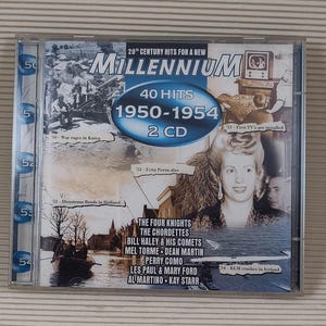 Peut inclure: Une pochette de CD avec un design bleu et blanc. Le titre est "Millennium 40 Hits 1950-1954 2 CD". La couverture présente un collage d'images des années 1950, notamment une scène de guerre, une rue inondée et une femme.