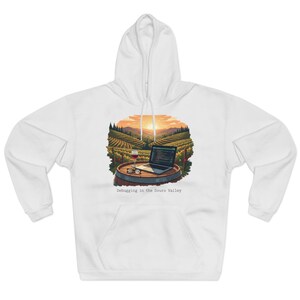 Felpa con cappuccio Debug nella valle del Douro / Vigneti terrazzati, Icone di bug del codice, Computer portatile su botte di vino