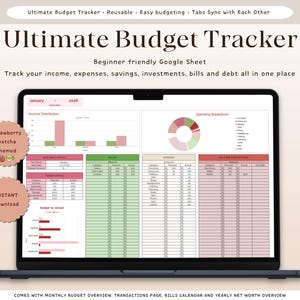 Op de afbeelding: Een laptop toont een "Ultimate Budget Tracker" spreadsheet. Het scherm toont grafieken en tabellen voor het bijhouden van inkomsten, uitgaven en besparingen. Het ontwerp is "strawberry matcha themed" en bevat de tekst "Instant Download".