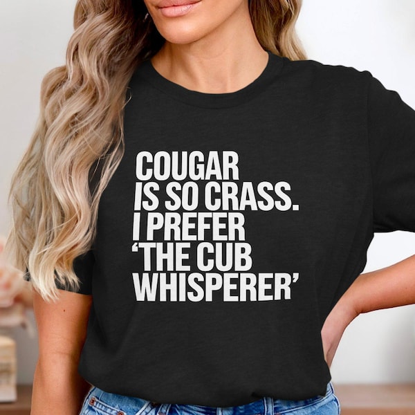 Cougar Cub Whisperer T-Shirts, Tragetaschen, Tassen, Humor für Erwachsene, sarkastische, trendige Retro-Geschenke, lustiges Sprichwort für Erwachsene, beleidigendes Neuheitsgeschenk
