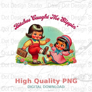 Peut inclure: Illustration de style vintage avec deux enfants. L'un, en salopette rouge, donne un coup de pied à l'autre, qui est au sol en robe rose. Le texte "Bitches Caught Me Slippin'" est au-dessus. Les mots "High Quality PNG" et "DIGITAL DOWNLOAD" sont en dessous.