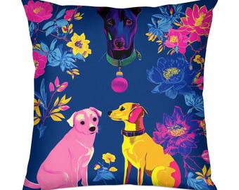 Peut inclure: Un coussin bleu avec un motif floral coloré et trois chiens. Les chiens sont un chien noir avec un collier vert, un chien rose et un chien jaune. L'oreiller a un thème festif de vacances.