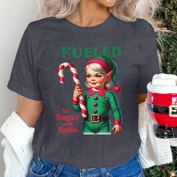 Camiseta "Impulsado por el Azúcar y el Rencor", Camiseta de Humor para Adultos, Elfo Sarcástico, Estilo Retro Moderno, Camiseta Divertida de Navidad, Camiseta de Humor Navideño