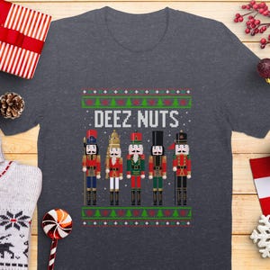 Rolig Deez Nuts Nötknäppare T-shirt, Jul Vuxen Humor T-shirt, Rolig Julgrafik T-shirt, Olämplig Julklapp