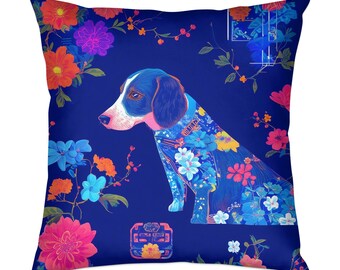 Peut inclure: Un coussin bleu avec un motif floral et un beagle de dessin animé portant une chemise à motif floral. Le coussin est décoré de fleurs roses, rouges et bleues.