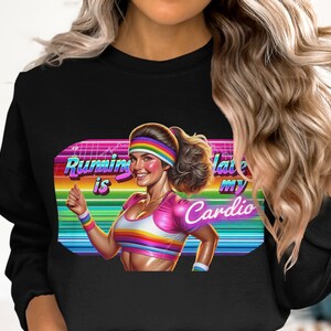 Lustiges Grafik-Sweatshirt, Laufen spät ist mein Cardio, trendiges Rundhals-Sweatshirt, buntes Workout-Themen-Sweatshirt, Fitness-Humor-Sweater
