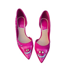 Porta ai tuoi piedi la magia del mondo incantato con queste scarpe con il tacco dipinte a mano, ispirate al mitico Stregatto! Un mix perfetto di stile, ironia e originalità… per chi non ha paura di farsi notare! 😺💫