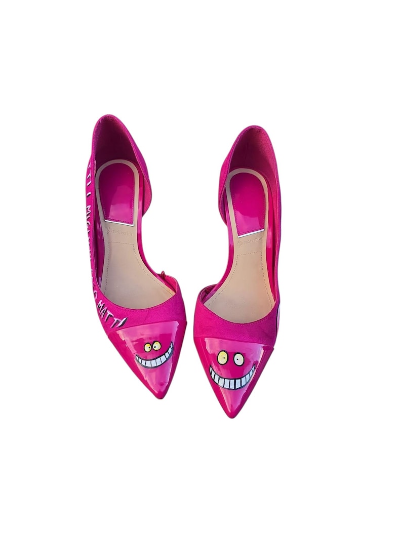 Porta ai tuoi piedi la magia del mondo incantato con queste scarpe con il tacco dipinte a mano, ispirate al mitico Stregatto! Un mix perfetto di stile, ironia e originalità… per chi non ha paura di farsi notare! 😺💫