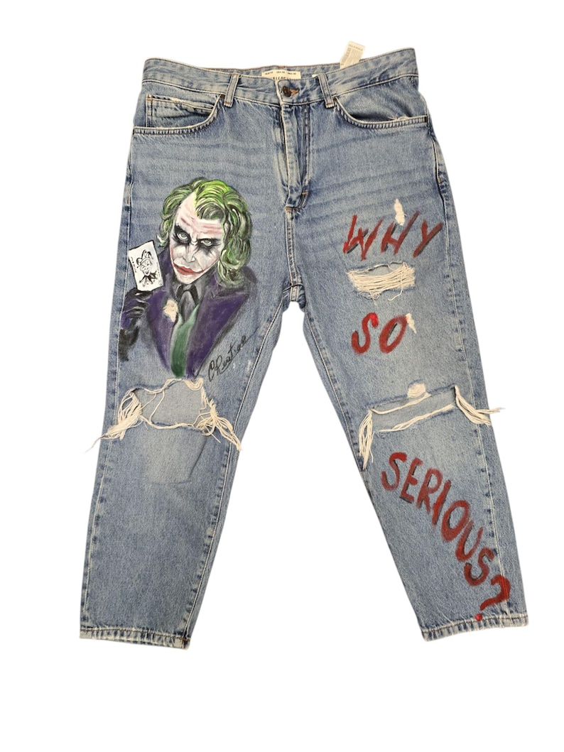 🎨 Descrizione prodotto:  
Pezzo audace e d’impatto per chi ama distinguersi: pantaloni in jeans dipinti a mano con il volto iconico del Joker accompagnato dalla celebre frase "Why so serious?". Ogni dettaglio è realizzato a mano con passione, rendendo questo capo una vera opera d’arte da indossare.