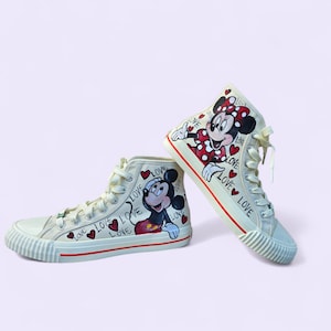 Handmålade Mimmi och Musse Pigg-skor – Personliga Disney-sneakers – Romantisk presentidé – Anpassningsbara bild 1