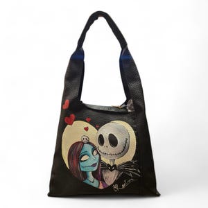 Puede incluir: Un letrero de madera r&uacute;stica con la frase "Welcome to our home" en letras blancas. El letrero presenta un acabado envejecido y un dise&ntilde;o sencillo y acogedor, ideal para un porche o entrada.