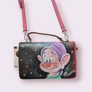 Borsa Dipinta a Mano con Cucciolo dei Sette Nani - Borsa Unica in Ecopelle, Personalizzabile, Regalo per Amanti dei Cartoni