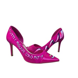 Porta ai tuoi piedi la magia del mondo incantato con queste scarpe con il tacco dipinte a mano, ispirate al mitico Stregatto! Un mix perfetto di stile, ironia e originalità… per chi non ha paura di farsi notare! 😺💫