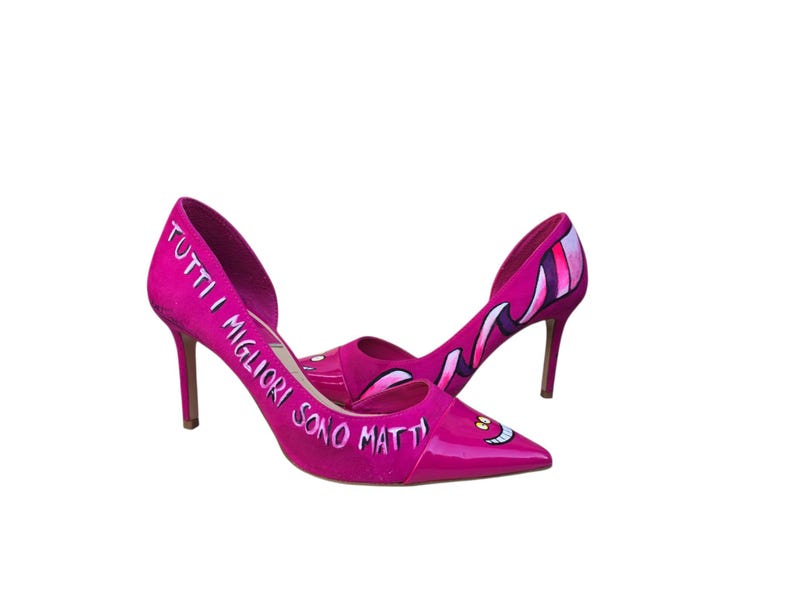 Porta ai tuoi piedi la magia del mondo incantato con queste scarpe con il tacco dipinte a mano, ispirate al mitico Stregatto! Un mix perfetto di stile, ironia e originalità… per chi non ha paura di farsi notare! 😺💫