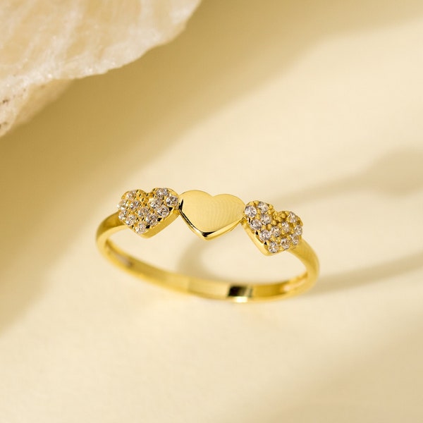 Anillo minimalista de tres corazones apilable de oro macizo de 14K con circón cúbico, anillo de banda de triple hogar delicado para regalo de aniversario, regalo de Navidad
