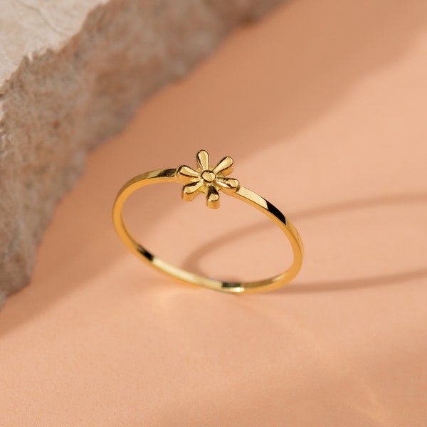 Bague empilable marguerite mignonne en or massif 14 carats, bague florale empilable minimaliste pour elle, cadeau de bande de petites fleurs pour Noël