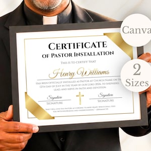 Może przedstawiać: Oprawiony certyfikat instalacji pastora z czarnym tekstem na białym tle, złotymi akcentami w rogach i złotą ikoną krzyża. Dokument zawiera imię Henry Williams, datę 12 lipca 2026 roku oraz cytat z Biblii.