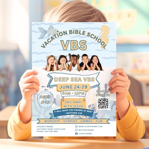 Op de afbeelding: Een flyer voor een Vacation Bible School genaamd Deep Sea VBS met een lichtblauwe achtergrond met zeedieren, een foto van vijf kinderen, de data 24-29 juni, 9.00-12.00 uur, leeftijd 4-12, de tekst Sail Away With Jesus en een QR-code voor registratie.