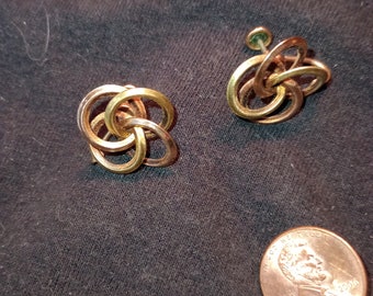 Interlocking circles earrings with clasps