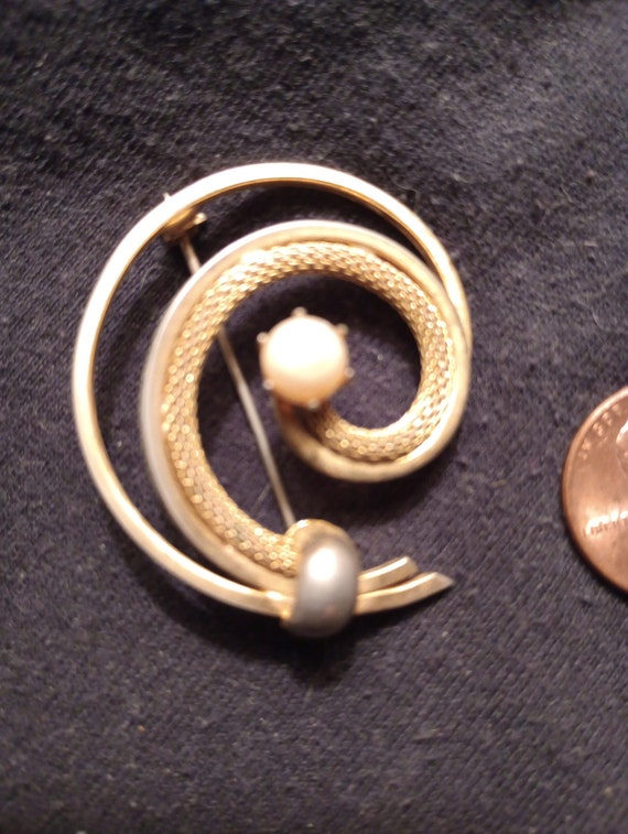 Circular pin with faux pearl - image 1