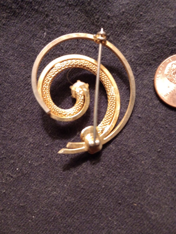 Circular pin with faux pearl - image 2