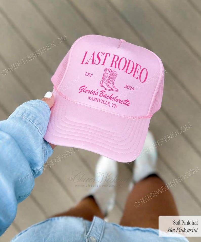 K&ouml;nnte beinhalten: Eine hellrosa Trucker-Cap mit pinkfarbenem Aufdruck, der LAST RODEO, EST. 2026, Gloria's Bachelorette und NASHVILLE, TN lautet, sowie einer Grafik von zwei Cowboystiefeln in der Mitte. Die Kappe hat ein Netzgewebe an der R&uuml;ckseite.