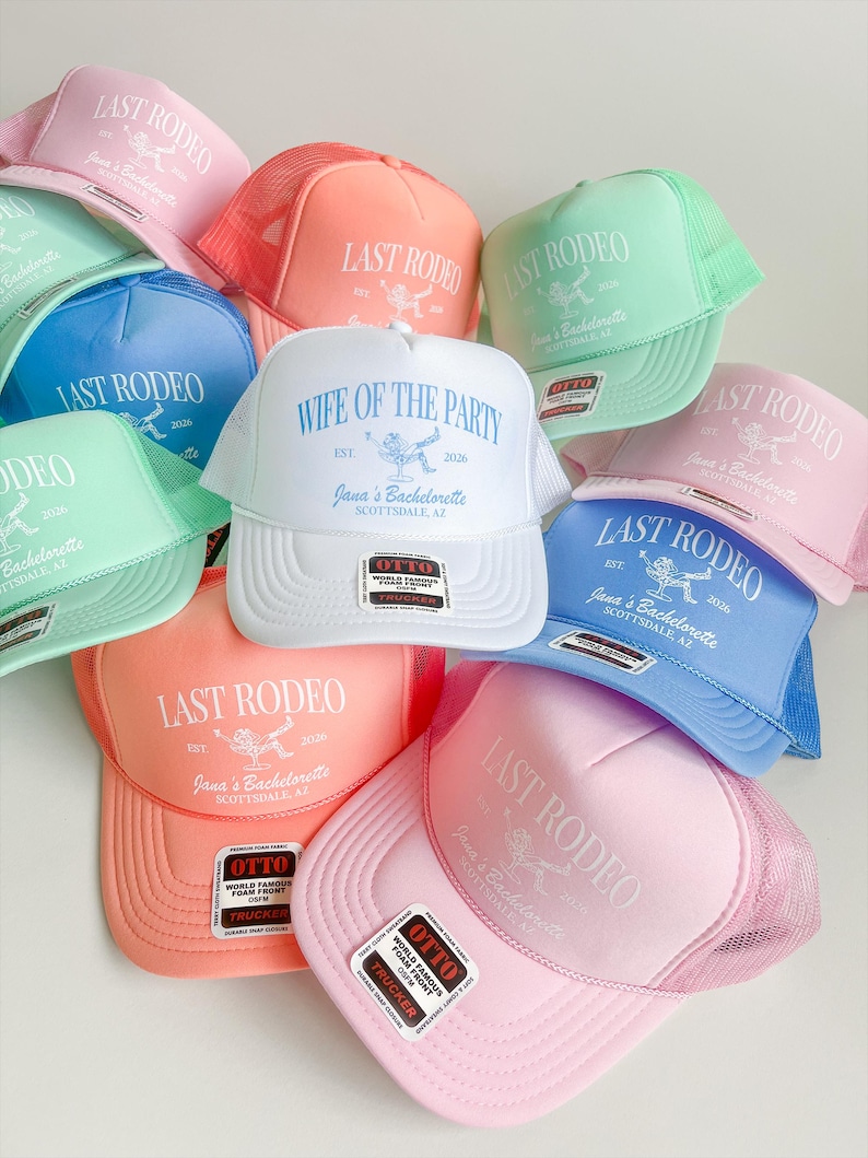 K&ouml;nnte beinhalten: Eine Sammlung von Trucker-Caps mit Schaumstofffront in Pastellrosa, Koralle, Mintgr&uuml;n und Blau. Die meisten Kappen zeigen den Schriftzug "LAST RODEO" mit einem Rodeo-Grafikmotiv, w&auml;hrend eine wei&szlig;e Kappe den Text "WIFE OF THE PARTY" in Blau tr&auml;gt.
