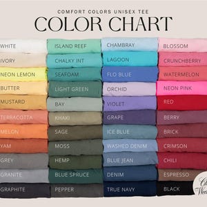 Pu&ograve; includere: Una tabella colori per t-shirt unisex Comfort Colors che mostra quarantaquattro t-shirt piegate in varie tonalit&agrave;, tra cui bianco, giallo, verde, blu, rosa, rosso e nero. Ogni t-shirt &egrave; etichettata con il relativo nome del colore in nero.