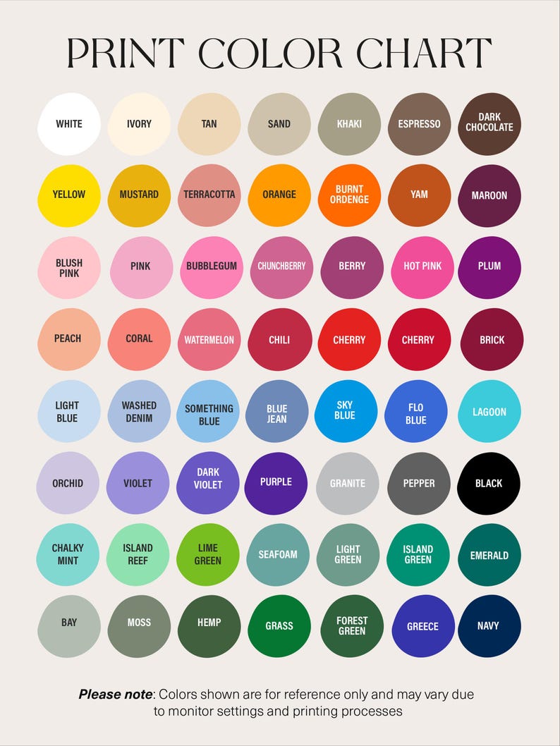 Pu&ograve; includere: Una tabella dei colori di stampa che presenta una griglia di campioni di colore circolari con le relative etichette di testo. La tabella include un'ampia variet&agrave; di tonalit&agrave; che vanno dal bianco, beige ed espresso al giallo, rosa, blu, verde e nero. Il titolo recita PRINT COLOR CHART e una nota in basso specifica: Please note: Colors shown are for reference only and may vary due to monitor settings and printing processes.