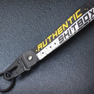 SHITBOX キーホルダー 錆びたネズミスタイル スクラップカーミル 錆びたストラップ 車 車 トラック ストラップ モータースポーツ ドリフト レーシング JDM