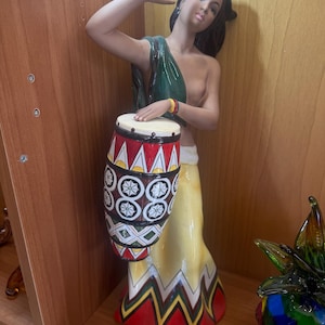 Può includere: Un set di tre tazze in ceramica con finitura opaca e macchiettata. Le tazze sono nei toni del crema, grigio chiaro e grigio scuro. Ogni tazza ha un design semplice e minimalista e un manico arrotondato.