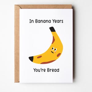 "Lustige Bananen-Geburtstagskarte, ""In Banana Year You're Bread"", Pun Age Joke, Cute & Punny illustrierte Grußkarte."