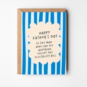 Puede incluir: Una tarjeta del Día del Padre con un fondo a rayas azules y blancas. La tarjeta presenta una burbuja de texto en forma de nube con el mensaje: "Feliz Día del Padre al hombre que puede arreglar cualquier cosa excepto la factura de la luz."