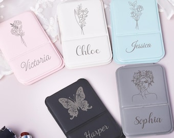 Espejo de flores personalizado con el mes de nacimiento: nombre y fecha de dama de honor grabados, espejo de maquillaje de viaje de cuero vegano, set de regalo de cumpleaños y boda para ella.