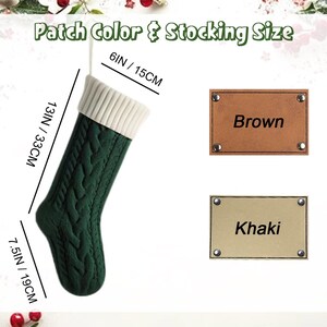 Puede incluir: Un calcet&iacute;n navide&ntilde;o verde tejido por cable con pu&ntilde;o blanco. El calcet&iacute;n mide 33 cm de largo, 19 cm de ancho y 15 cm en la parte superior. La imagen tambi&eacute;n muestra opciones de color de parche marr&oacute;n y caqui. El texto dice "Patch Color & Stocking Size".