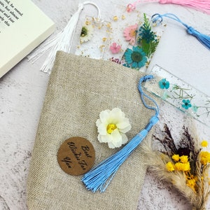 Segnalibro in resina con fiori pressati personalizzati, segnalibro in resina con fiori di campo primaverili e margherite bianche, accessori per libri, segnalibri personalizzati, regalo di laurea 2024 immagine 10