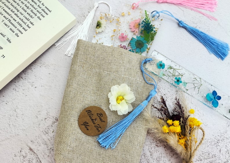 Segnalibro in resina con fiori pressati personalizzati, segnalibro in resina con fiori di campo primaverili e margherite bianche, accessori per libri, segnalibri personalizzati, regalo di laurea 2024 immagine 10