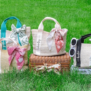 Personalisierte Strandtasche, Brautjungfer Jute-Tasche mit Schal, Brautjungfer Strohtaschen, Sackleinen-Einkaufstasche mit Namen, Brautjungfer Geschenke, Hochzeitsgeschenke