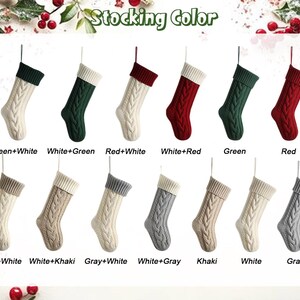 Puede incluir: Una colecci&oacute;n de calcetines navide&ntilde;os de punto trenzado en varios colores, incluyendo verde, rojo, blanco, caqui y gris. Cada calcet&iacute;n tiene un lazo para colgar y se muestra con combinaciones de colores como verde y blanco, y rojo y blanco. El texto "Stocking Color" est&aacute; en la parte superior.