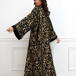 Kimono abaya de luxe avec calligraphie arabe
